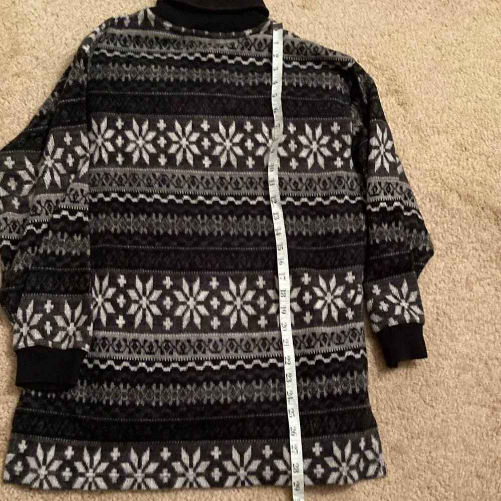 VintageWomen’s Black and Gray Snowflake Ski Sweater Acrylic Made in Hong Kong - Picture 3 of 6